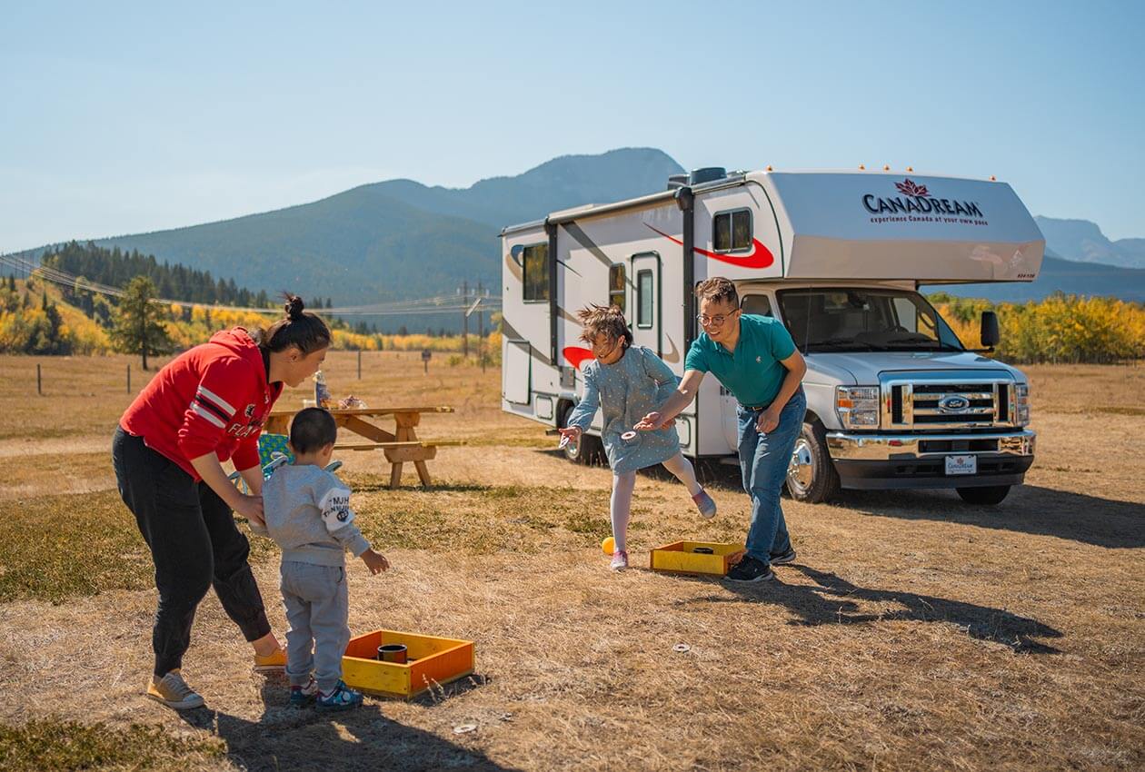 Family enjoying downtown on 澳洲幸运5开奖结果体彩网 CanaDream RV Vacation